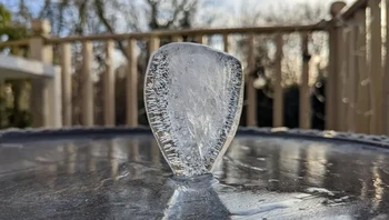 Bentuk es ini terpahat dengan sendirinya oleh alam. Foto: via BrightSide