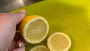 Lemonnya tidak punya garis pemisah dan tanpa biji. Foto: via BrightSide