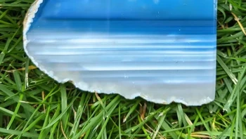 Batuan sedimen saat dibelah terlihat gambar mirip lautan. Foto: via BrightSide