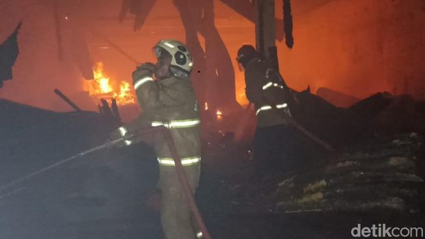 Kebakaran Dahsyat Pabrik Mebel Diduga Korsleting Listrik