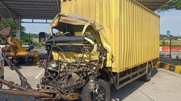 Truk Sundul Truk di Tol Pekalongan, 2 Orang Tewas
