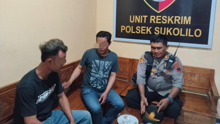 Kedua pelaku penganiayaan saat diamankan Polsek Sukolilo, Minggu (7/9/2025).