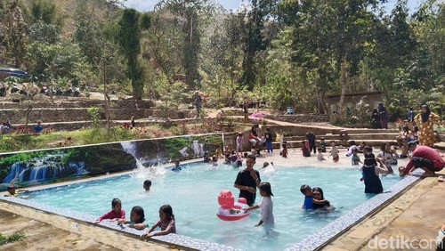 Kolam Renang Kendo di Kota Bima, NTB, yang berada di tengah kebun sayur.