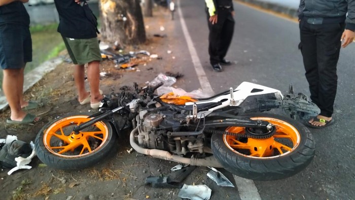 Kondisi motor yang ringsek pada bagian depannya usai menabrak pohon di jalur lambat ringroad Wirokerten, Banguntapan, Bantul.