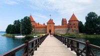 Dan yang terakhir kesepuluh ada Vilnius, ibukota Lituania ini menyimpan pesona tersembunyi. Kota Tua Vilnius yang masuk warisan UNESCO dipenuhi bangunan barok dan jalan kecil penuh mural. Musik jazz terdengar dari kafe bercahaya lilin, sementara penduduk lokal bersantai di taman-taman kota dengan makanan khas seperti cepelinai dan sup bit. BookRetreats.com mencatat bahwa kota-kota dalam daftar itu bukan hanya menarik secara visual, tapi juga menawarkan lingkungan yang secara ilmiah mendukung kesejahteraan manusia. NurPhoto via Getty Images/NurPhoto