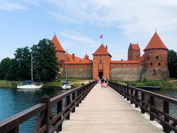 Dari Lisbon hingga Vilnius, 10 Kota Paling Membahagiakan di Dunia 2025