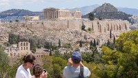 Kemudian keempat ada Athena, Yunani, di bawah sinar matahari Mediterania, reruntuhan klasik seperti Parthenon dan Kuil Hephaestus masih berdiri megah. Athena juga menghadirkan kehidupan malam yang dinamis, mulai dari kafe bergrafiti di Exarchia hingga restoran elegan di Kolonaki. Tak ketinggalan, pengalaman mendaki Bukit Lycabettus untuk menyaksikan panorama kota dari ketinggian. NurPhoto via Getty Images/NurPhoto