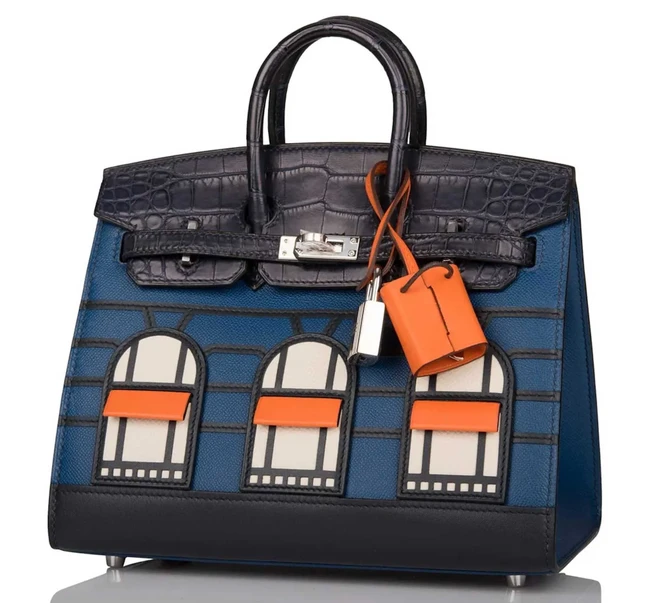 Tas Birkin tersebut istimewa karena dirancang menyerupai butik utama Hermes di Rue du Faubourg, Paris, lengkap dengan detail jendela. Menurut keterangan resmi Sotheby’s, harga tas ini mencapai US$ 300 ribu atau sekitar Rp 5 miliar. Foto: Dok. Instagram lalalalisa_m