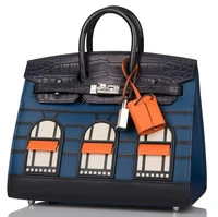 Tas Birkin tersebut istimewa karena dirancang menyerupai butik utama Hermes di Rue du Faubourg, Paris, lengkap dengan detail jendela. Menurut keterangan resmi Sotheby’s, harga tas ini mencapai US$ 300 ribu atau sekitar Rp 5 miliar. Foto: Dok. Instagram lalalalisa_m