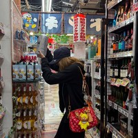 Tas yang dipakai Lisa Blackpink ini adalah Louis Vuitton Speedy P9 Bandoulière 25 seharga US$9.800 atau sekitar Rp 161 juta. Tas yang sudah sold out itu hadir dengan monogram merah dan putih, dirancang oleh desainer pria Louis Vuitton, Pharrell Williams. Foto: Dok. Instagram lalalalisa_m