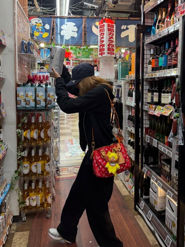 Tas yang dipakai Lisa Blackpink ini adalah Louis Vuitton Speedy P9 Bandoulière 25 seharga US$9.800 atau sekitar Rp 161 juta. Tas yang sudah sold out itu hadir dengan monogram merah dan putih, dirancang oleh desainer pria Louis Vuitton, Pharrell Williams. Foto: Dok. Instagram lalalalisa_m