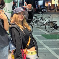 Selain tas Hermes Birkin, pelantun Money itu juga mengunggah foto OOTD penampilannya membawa tas Louis Vuitton saat berada di sebuah supermarket. Foto: Dok. Instagram lalalalisa_m