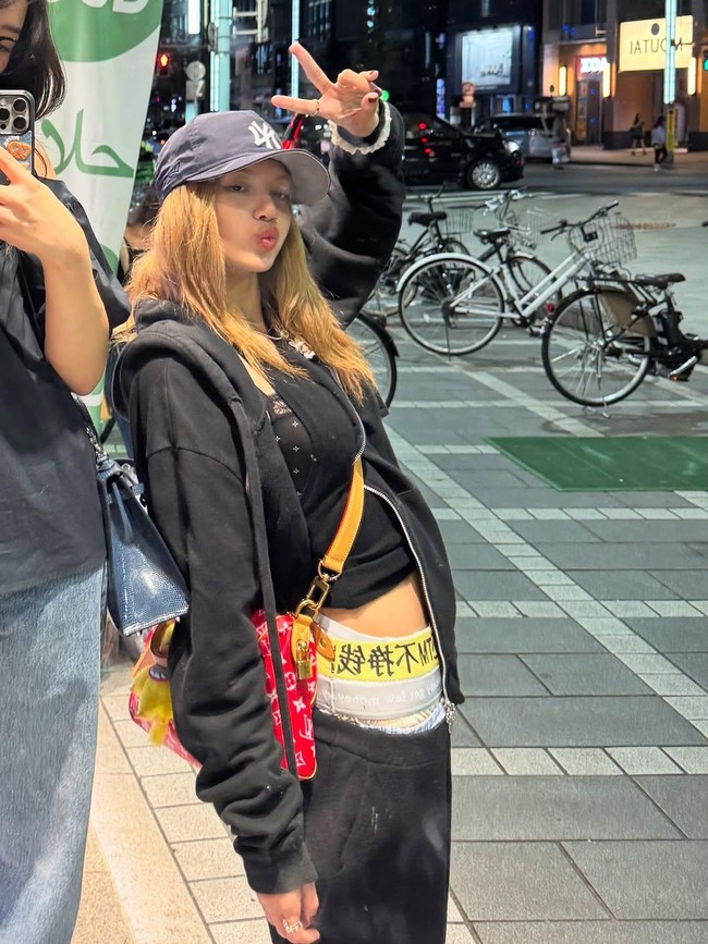 Selain tas Hermes Birkin, pelantun Money itu juga mengunggah foto OOTD penampilannya membawa tas Louis Vuitton saat berada di sebuah supermarket. Foto: Dok. Instagram lalalalisa_m