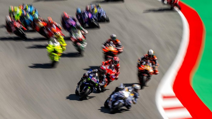 BARCELONA, SPAIN - SEPTEMBER 06: Marc Marquez of Spain and Ducati Lenovo Team drives behind Alex Marquez of Spain and Bk8 Gresini Racing Team  during the Sprint Race of the Monster Energy MotoGP Grand Prix at Circuit de Barcelona-Catalunya on September 06, 2025 in Barcelona, Spain. (Photo by David Ramos/Getty Images)