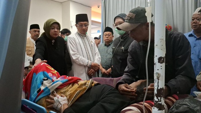 Menteri Agama (Menag) Nasaruddin Umar mengunjungi korban luka akibat bangunan majelis taklim ambruk saat peringatan maulid yang dirawat di  RSUD Kota Bogor, Minggu (7/9/2025).