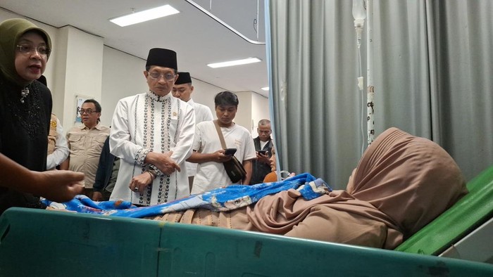 Menteri Agama (Menag) Nasaruddin Umar mengunjungi korban luka akibat bangunan majelis taklim ambruk saat peringatan maulid yang dirawat di  RSUD Kota Bogor, Minggu (7/9/2025).