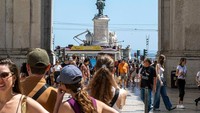 Pertama ada Lisbon, Ibu kota Portugal ini dibangun di atas tujuh bukit yang menghadap ke Sungai Tagus. Lisbon memadukan warisan sejarah dan suasana modern, dengan bangunan berwarna pastel, trem klasik, hingga situs bersejarah seperti Menara Belem dan Biara Jeronimos yang masuk daftar UNESCO. Hiruk-pikuk pasar makanan seperti Time Out Market, sarden panggang, hingga kue pasteis de nata menjadi bagian dari daya tarik kota yang memanjakan indera. NurPhoto via Getty Images/NurPhoto