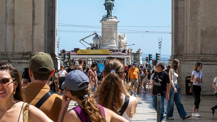 Menara Belem Ibu kota Portugal ini dibangun di atas tujuh bukit yang menghadap ke Sungai Tagus. Lisbon memadukan warisan sejarah dan suasana modern, dengan bangunan berwarna pastel, trem klasik, hingga situs bersejarah seperti Menara Belem dan Biara Jeronimos yang masuk daftar UNESCO. Jorge Mantilla/NurPhoto via Getty Images
