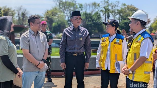 Menteri Pekerjaan Umum dan Perumahan Rakyat (PUPR) Dody Hanggodo meninjau lokasi perkantoran Setda Kota Pekalongan pada Minggu (07/09).