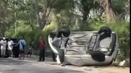 Mobil Honda Brio berpelat nomor DR 1356 CQ terguling seusai menabrak pohon di Jalan Raya Senggigi, Kecamatan Batu Layar, Lombok Barat,  Sabtu (7/9/2025). (Foto: Dok. Polsek Batu Layar)