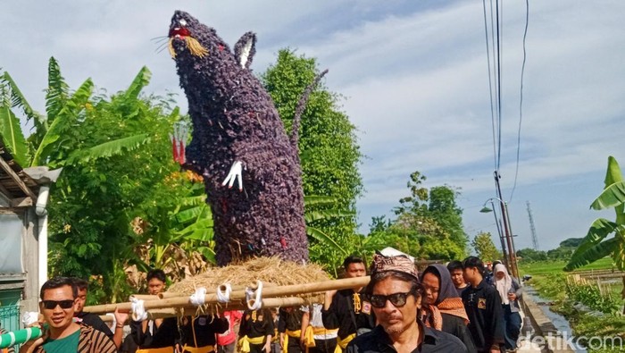 Ogoh- ogoh tikus di acara kirab festival Mbok Sri di Delanggu, Klaten.