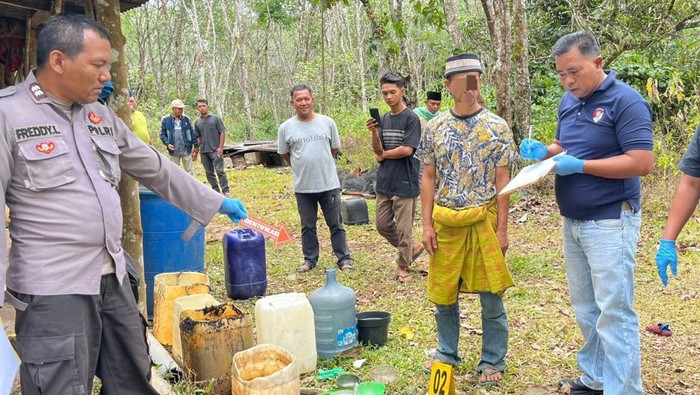 Pelaku saat mengikuti rekonstruksi kasus penganiayaan terhadap korban. (Foto: dok. Polres Tapsel)
