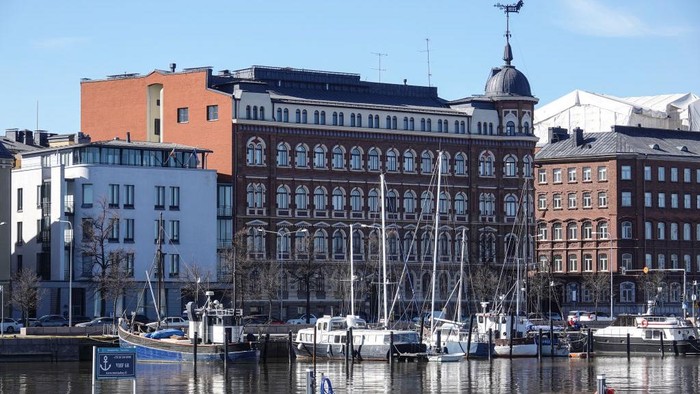 Pesisir Teluk Finlandia Berada di pesisir Teluk Finlandia, Helsinki menawarkan keseimbangan antara kehidupan kota dan alam. Hutan pinus mengelilingi kota, sementara penduduk lokal menikmati roti kapulaga di kafe atau bersantai di sauna pinggir laut.Thomas O'Neill/NurPhoto via Getty Images