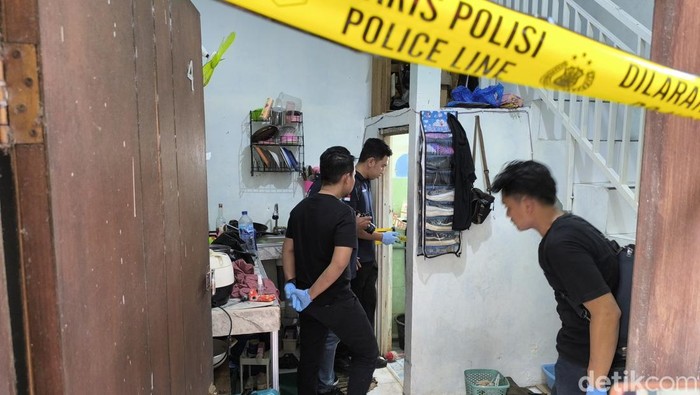 Polisi melakukan olah TKP di rumah kos Lidah Wetan yang menjadi tempat pembunuhan mutilasi