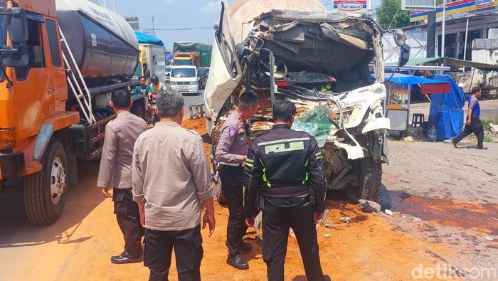 Polisi saat melakukan olah TKP kecelakaan di Exit Tol Karawang Barat