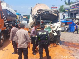 Truk Mixer Tabrak Tronton di Exit Tol Karawang Barat