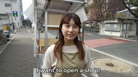 Ke depannya Kaho punya mimpi punya gerai onigiri sendiri. Dengan begitu ia tidak akan terhalang masalah cuaca jika ingin berjualan. Foto: YouTube Tokyo Lens