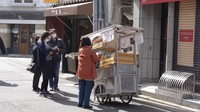 Untuk menjangkau pelanggan sekaligus berinteraksi dengan mereka, biasanya Kaho akan mengunggah informasi lokasi dirinya di media sosia. Jadi pelanggan bisa menemukannya. Foto: YouTube Tokyo Lens