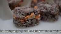 Butuh waktu 5-6 jam untuk menyiapkan jualan onigiri ala Kaho. Semua dilakukan sendiri secara konsisten! Foto: YouTube Tokyo Lens