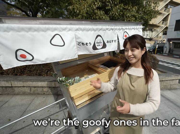 Potret Anak Muda Jepang Jualan Onigiri Gerobakan, Sehari Laku 100 Biji!