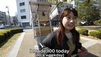 Sosok pemiliknya wanita muda asal Jepang yang penuh semangat, Kaho Higashi. Sehari-hari ia keliling di jalan-jalan Hiroshima sambil menarik gerobak onigiri yang beratnya lebih dari 100 kg! Foto: YouTube Tokyo Lens