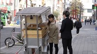 Onigiri biasanya didapat di minimarket Jepang, tapi ada juga yang ditawarkan berkeliling menggunakan gerobak. Salah satunya usaha bernama onigiri Thats Nice. Foto: YouTube Tokyo Lens