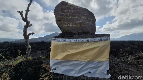 Prasasti yang menandai lokasi bekas Pura Ulun Danu yang lama atau sebelum Gunung Batur meletus pada 1926. (Foto: Ni Komang Ayu Leona W/detikBali)