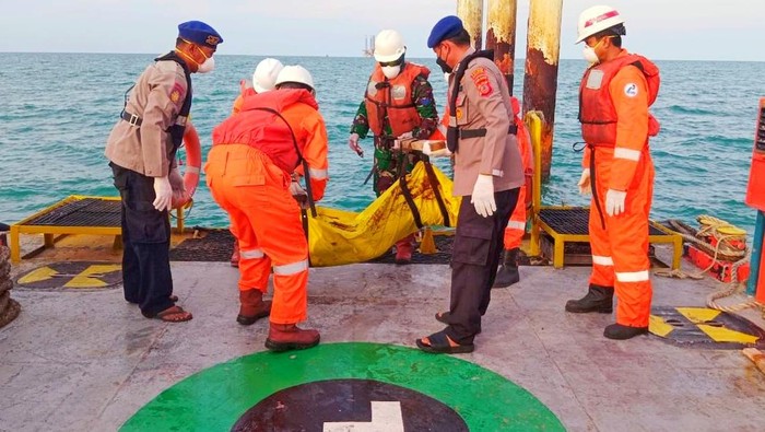 Proses evakuasi jasad pria di Laut Karawang oleh Sat Polairud