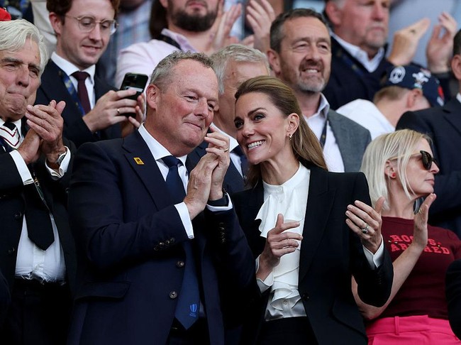 Penata warna rambut selebritas sekaligus bangsawan, Daniel Galvin Jr MBE, mengatakan kepada HELLO!, Kate Middleton akan selalu tampak memesona dengan warna rambut apapun. “Kate adalah kameleon kecantikan alami yang bisa cocok dengan rona merah, cokelat, maupun pirang. Jadi ini adalah waktu yang tepat baginya untuk melakukan transisi,” ujarnya. Foto: David Rogers/Getty Images