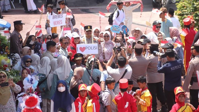 Ratusan siswa bersama paguyuban orang tua SDN 3 Brebes merayakan Maulid Nabi Muhammad SAW dengan berkunjung ke Mapolres Brebes, Sabtu (7/9/2025).