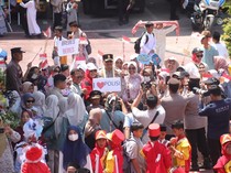 Wujud Cinta Polri, Pawai Maulid Siswa SD Brebes Kunjungi Polres