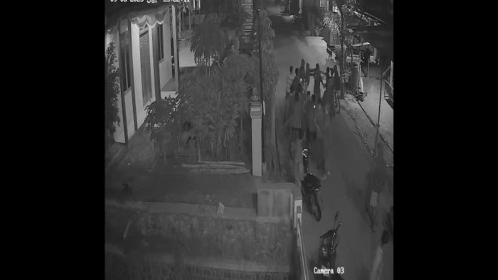 Rekaman CCTV sekelompok orang aniaya warga Desa Ketitang Wetan Kecamatan Batangan, Minggu (7/9/2025). (