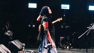 Salma terlihat lega setelah bagikan kabar gembira di akhir penampilannya. Foto: Instagram Salma Salsabil