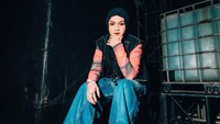 Di panggung Pestapora, Salma Salsabil mengumumkan kabar bahagia kalau dirinya sudah menjadi seorang ibu. Sekarang, ada cinta baru untuk saya. Dan kalian semua dapat salam dari Obaid Bahir Raden Laitupa. Sampai bertemu lagi, teman-teman semuanya, kata Salma Salsabil di atas panggung sembari menutup penampilannya. Foto: Instagram Salma Salsabil