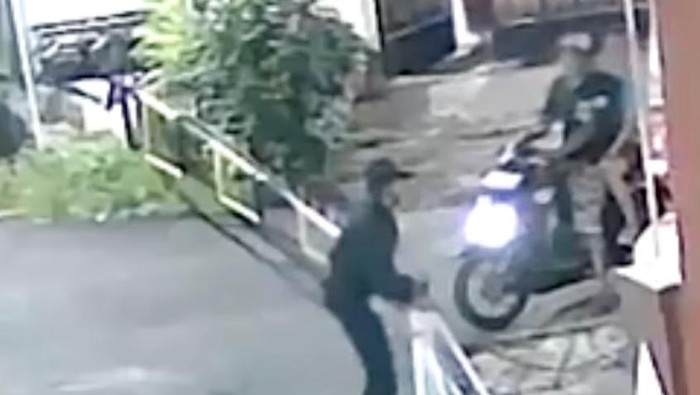 Satpam lansia di Depok dipukuli gara-gara portal perumahan. (Dok. Screenshot video viral)