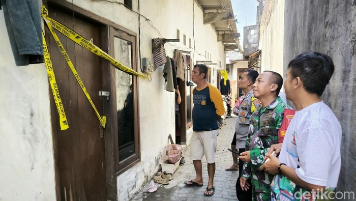 Sejumlah petugas Polsek Lakarsantri, Bhabinsa dan perangkat setempat mendatangi lokasi