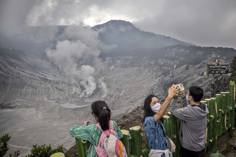 Wisatawan mancanegara berjalan di area Kawah Ratu di Taman Wisata Alam (TWA) Gunung Tangkuban Parahu, Kabupaten Subang, Jawa Barat, Sabtu (6/9/2025). Badan Pusat Statistik (BPS) Provinsi Jawa Barat mencatat, wisatawan mancanegara (wisman) yang datang ke Jawa Barat melalui Bandara Internasional Jawa Barat Kertajati pada periode Juli 2025 mencapai 263 kunjungan atau turun 80,73 persen dari periode yang sama pada tahun lalu yang mencapai 1.365 kunjungan. ANTARA FOTO/Abdan Syakura