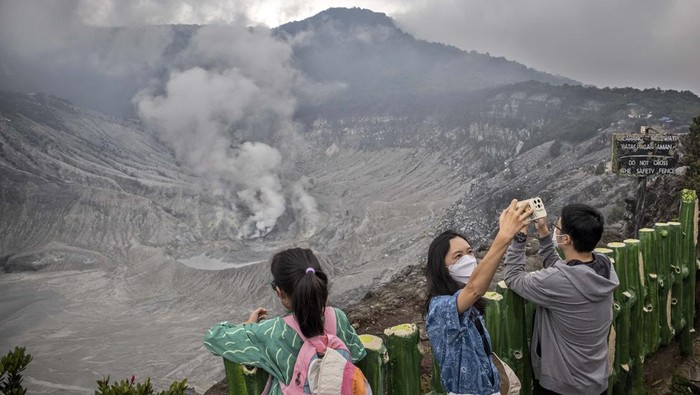 Sepi, Wisatawan Mancanegara ke Jabar Turun Drastis pada Juli 2025 Wisatawan mancanegara berjalan di area Kawah Ratu di Taman Wisata Alam (TWA) Gunung Tangkuban Parahu, Kabupaten Subang, Jawa Barat, Sabtu (6/9/2025). Badan Pusat Statistik (BPS) Provinsi Jawa Barat mencatat, wisatawan mancanegara (wisman) yang datang ke Jawa Barat melalui Bandara Internasional Jawa Barat Kertajati pada periode Juli 2025 mencapai 263 kunjungan atau turun 80,73 persen dari periode yang sama pada tahun lalu yang mencapai 1.365 kunjungan. ANTARA FOTO/Abdan Syakura