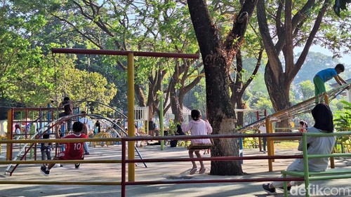 Suasana area bermain anak di RTH Pagutan, Kota Mataram, Sabtu (6/9/2025).