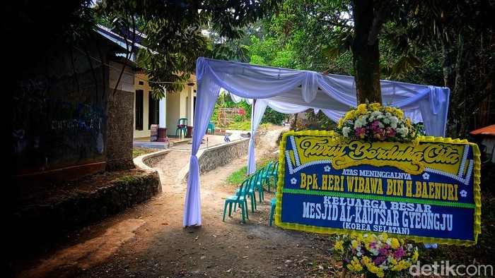 Suasana rumah duka Heri Wibawa